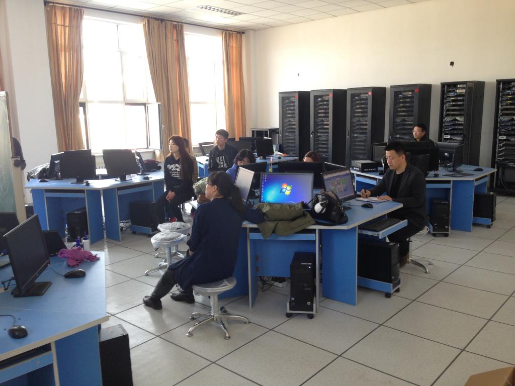 自信系计算机教研室网络实训设备培训1.JPG