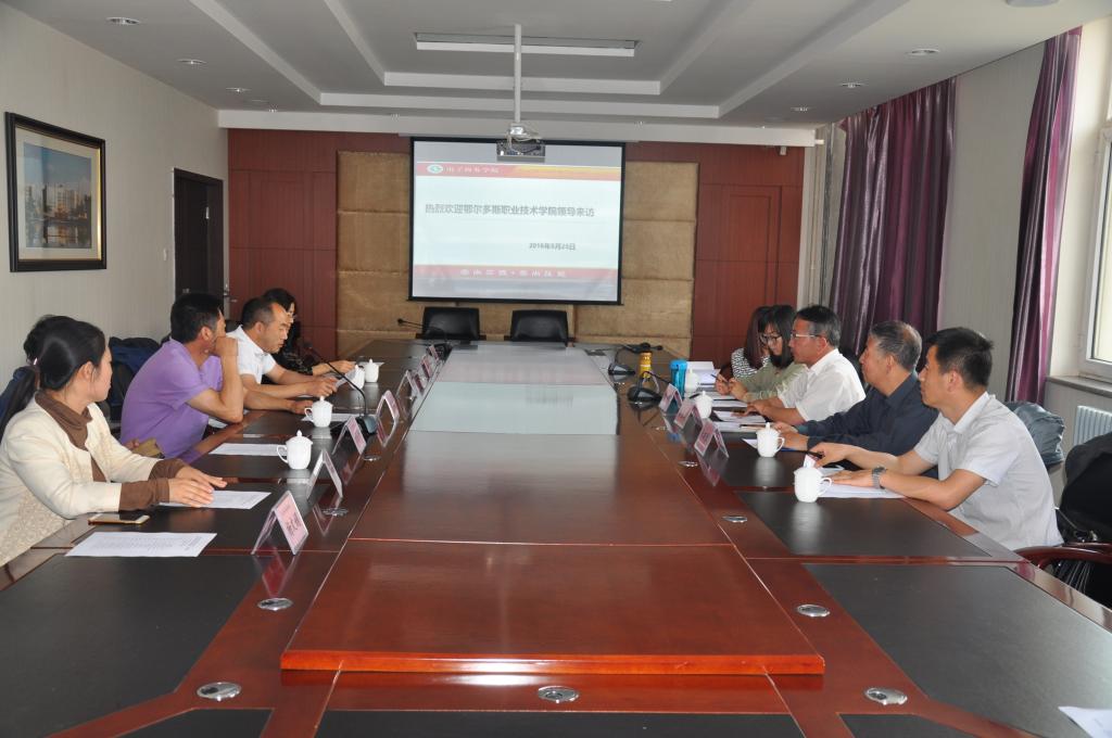 学院自动化与信息工程系张生瑞主任一行到包头轻工职业技术学院调研交流3.JPG